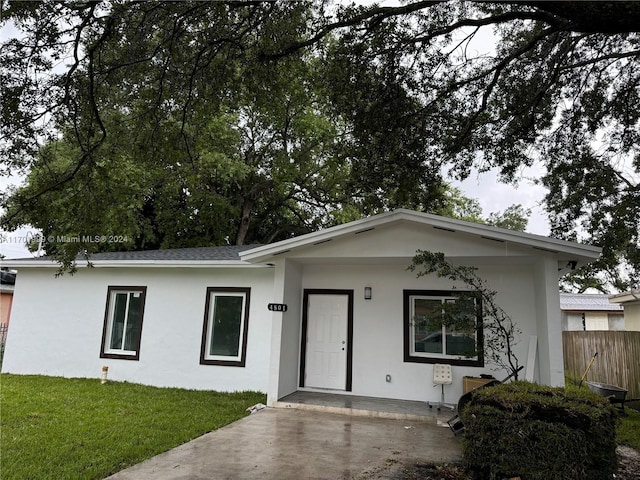 single story home with a front yard