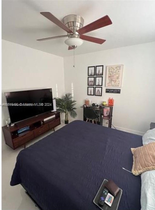 bedroom featuring ceiling fan