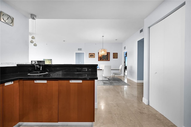 kitchen featuring hanging light fixtures