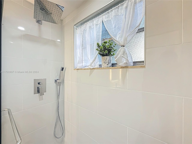 bathroom featuring a tile shower