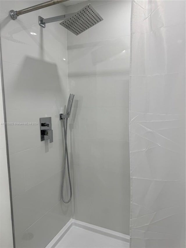 bathroom featuring a tile shower