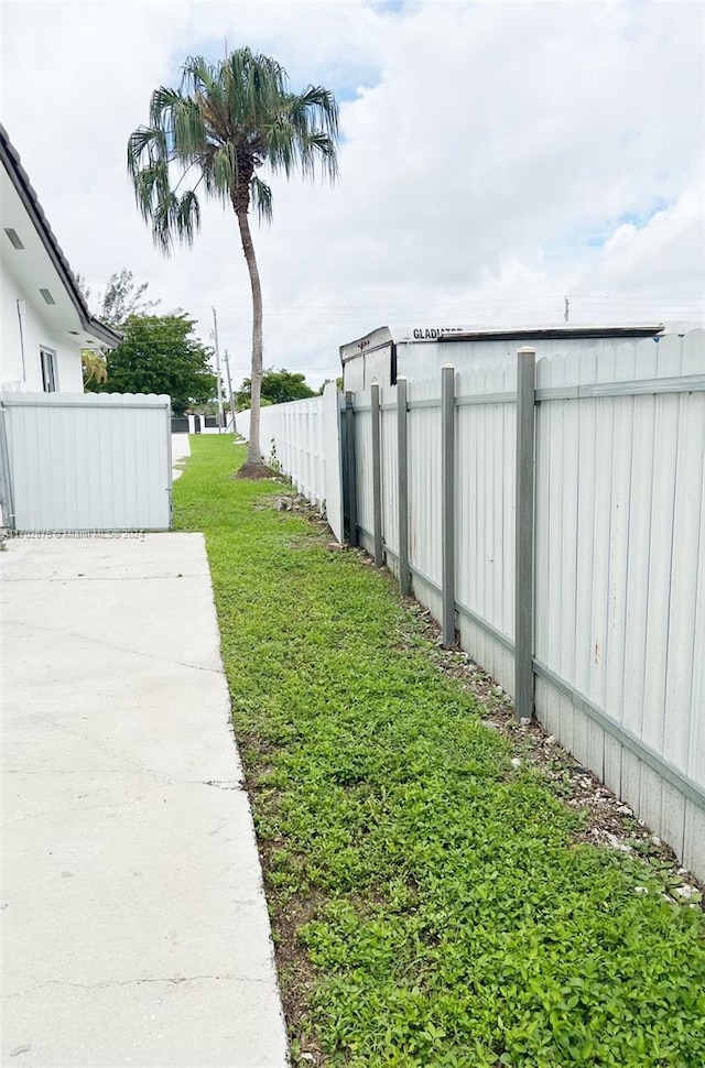 view of yard with a patio