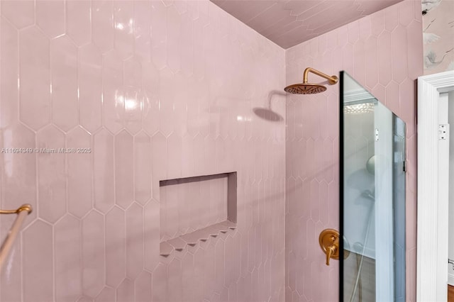 bathroom featuring a tile shower