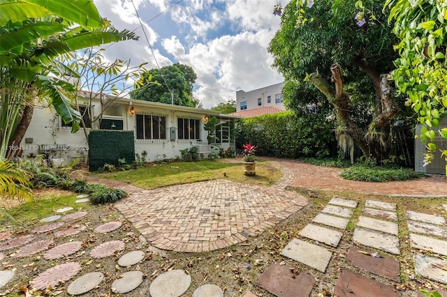 view of yard featuring a patio