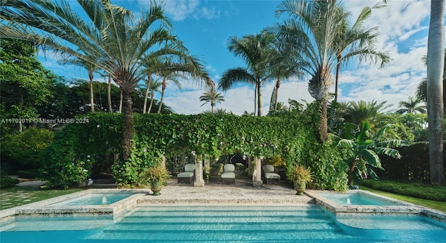 view of pool featuring an in ground hot tub