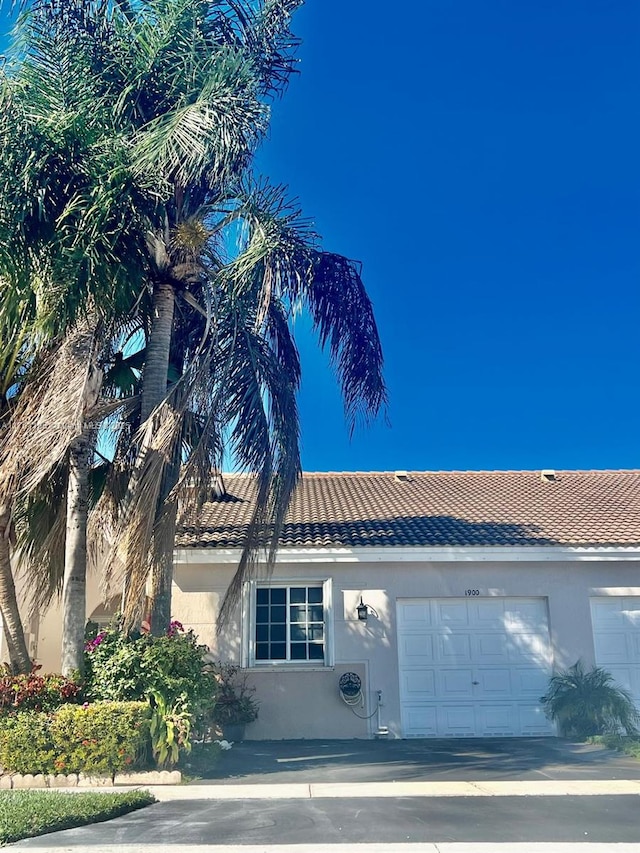 view of front of property featuring a garage