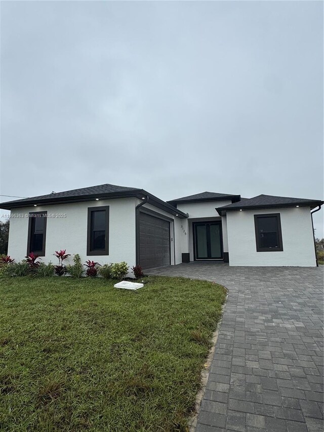 view of front facade featuring a front lawn and a garage