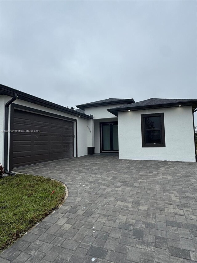 view of front of property featuring a front lawn