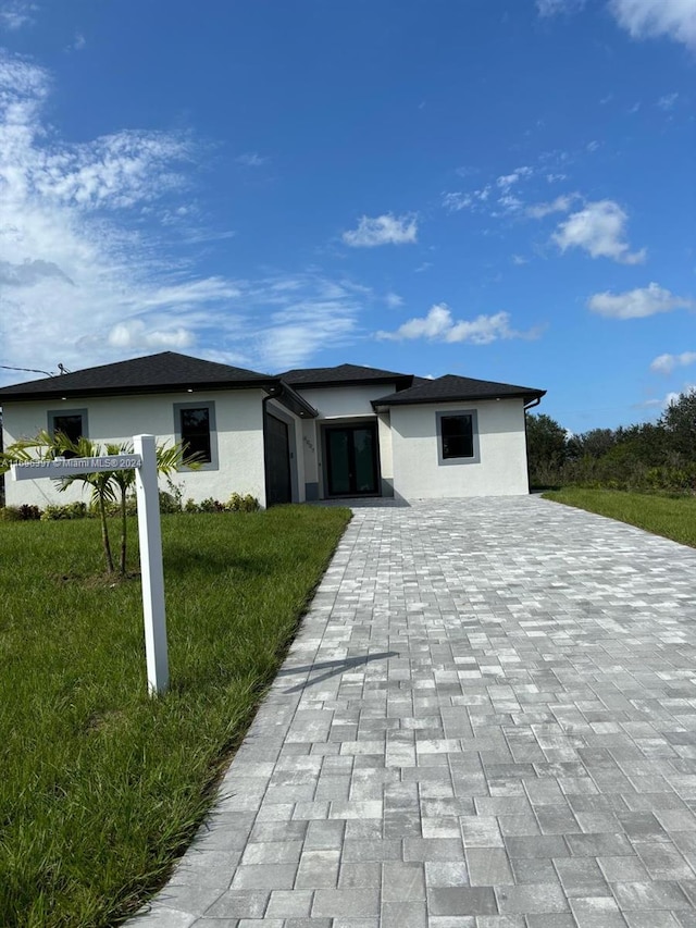 view of front facade with a front yard