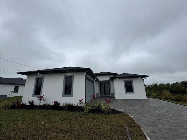 view of front facade with a garage and a front yard