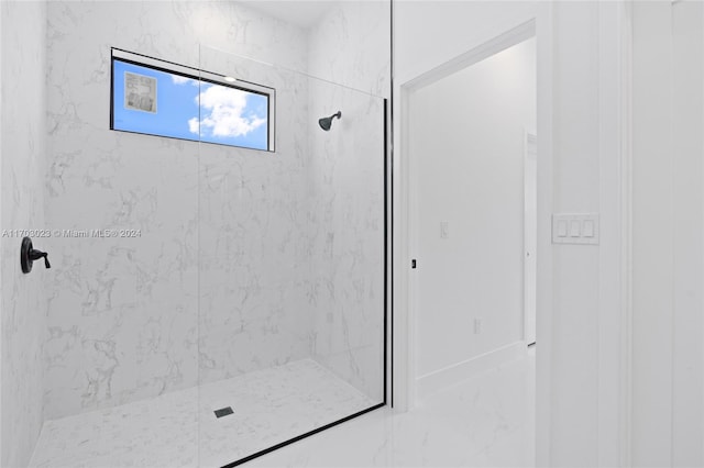 bathroom featuring a tile shower