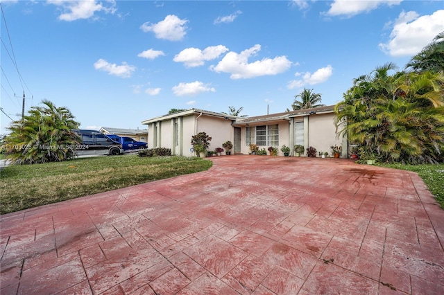 view of front of home with a front lawn