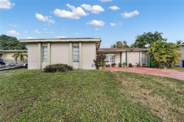 view of front of home featuring a front lawn