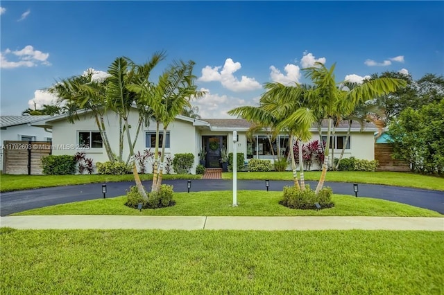 single story home with a front lawn