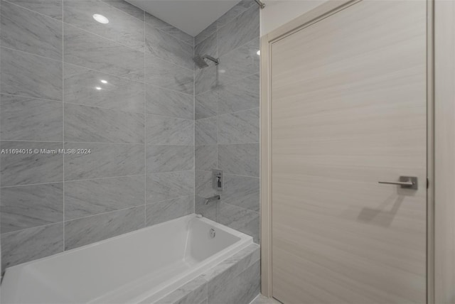 bathroom with tiled shower / bath combo