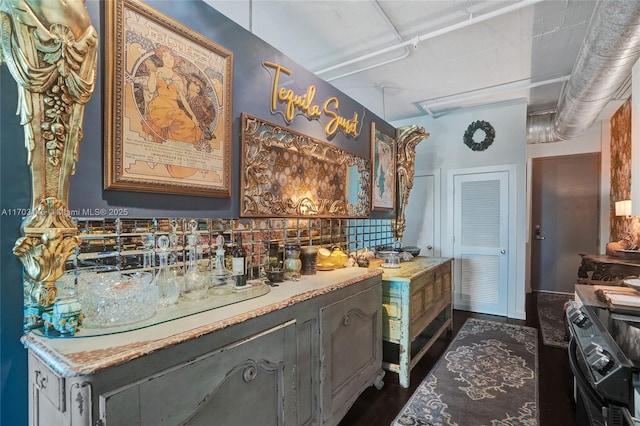 bathroom featuring decorative backsplash