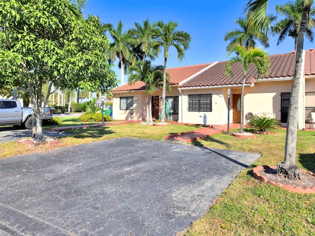 view of front of house featuring a front lawn