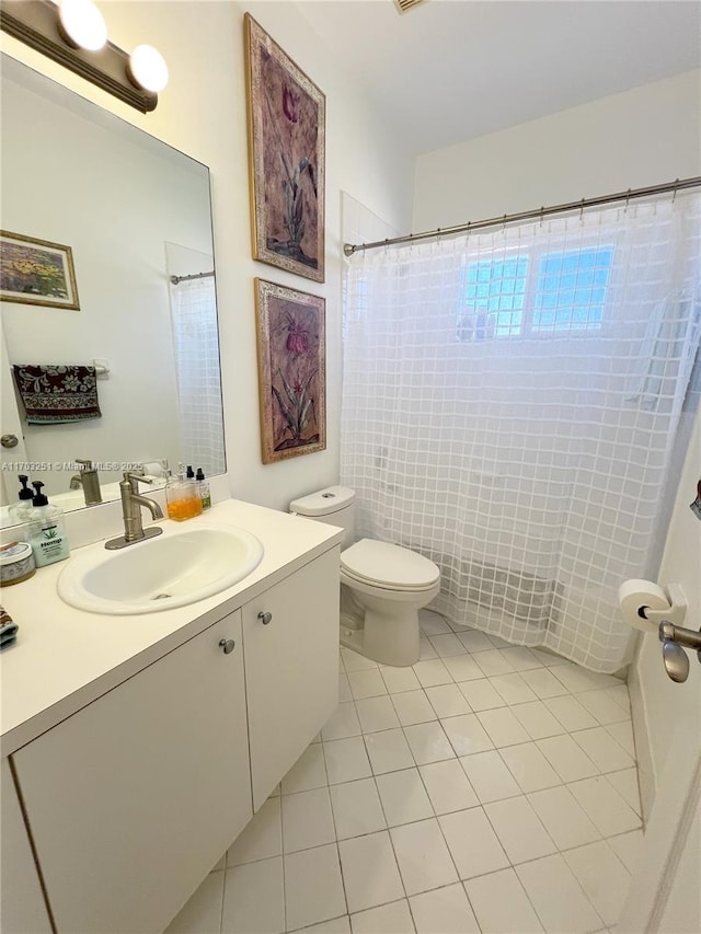 full bathroom featuring toilet, tile patterned floors, a shower with curtain, and vanity