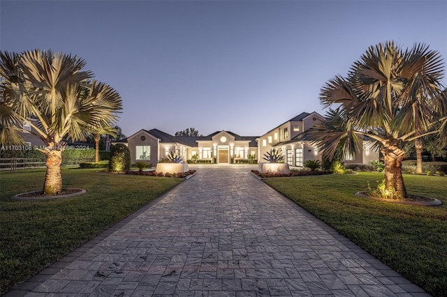 view of front of property featuring a yard