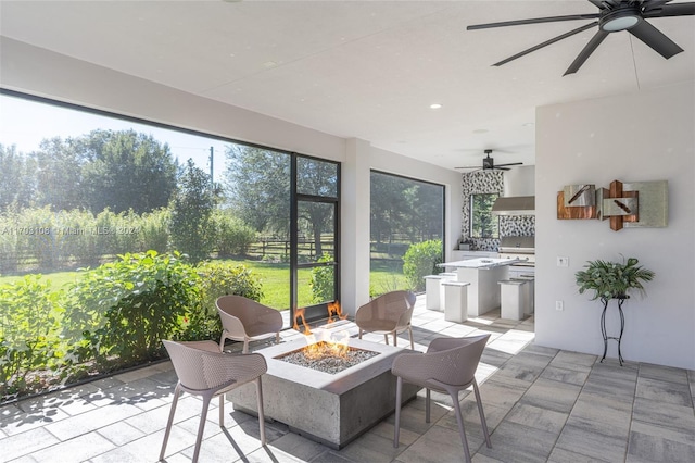 sunroom with ceiling fan