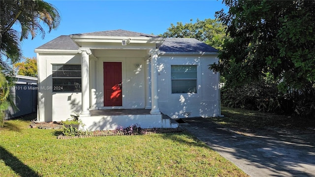 view of front of house with a front yard