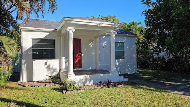 view of front of house with a front lawn