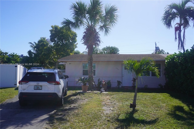 view of front of home featuring a front lawn