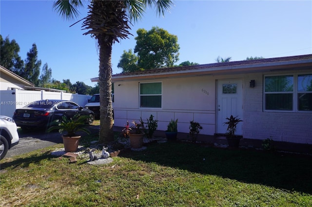 view of front facade featuring a front yard