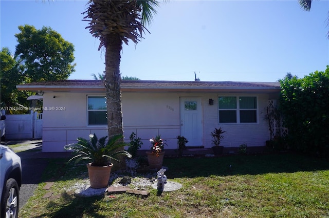 view of front of home featuring a front yard