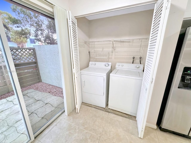 laundry room featuring light tile patterned floors and independent washer and dryer