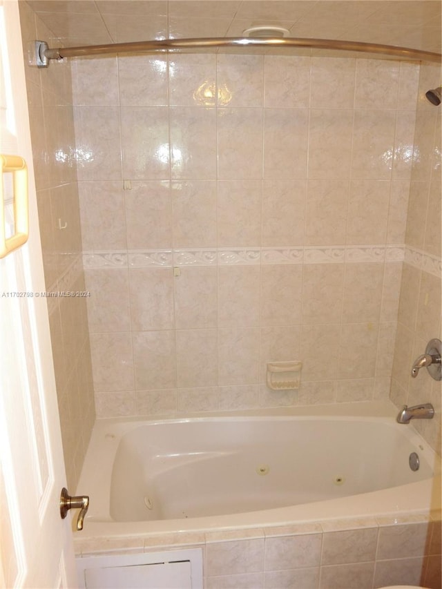 bathroom featuring tiled shower / bath