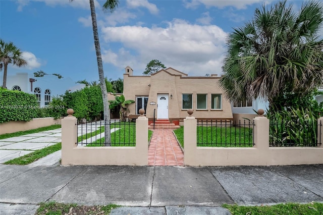 view of front of house featuring a front lawn