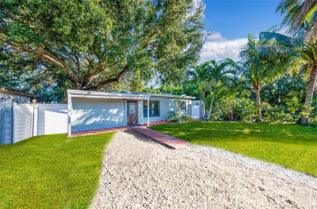 ranch-style house featuring a front yard