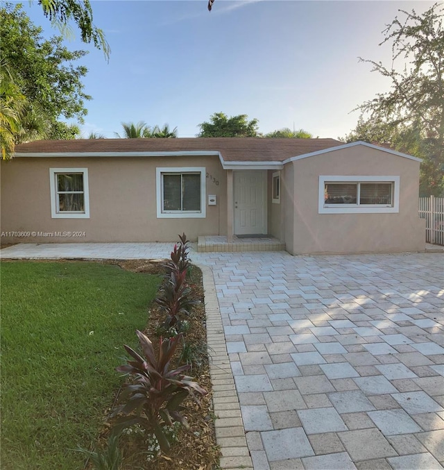 view of front of property featuring a front lawn