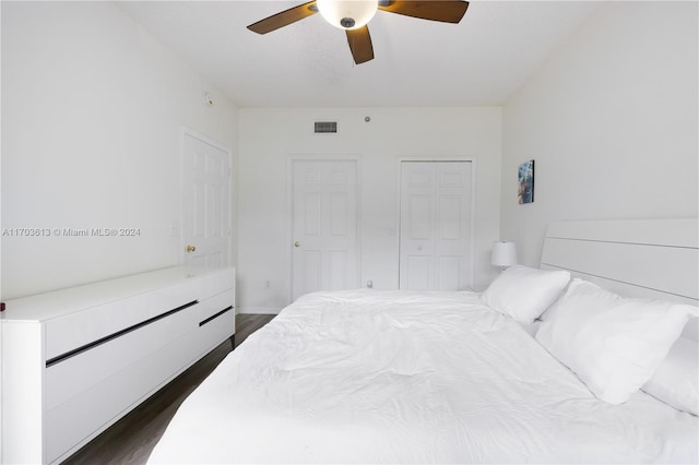 bedroom featuring ceiling fan, dark hardwood / wood-style floors, and a closet