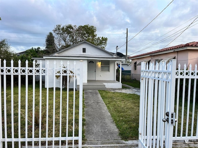 view of front of house featuring covered porch and a front yard