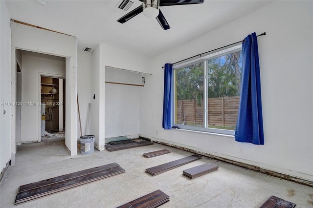 unfurnished bedroom featuring ceiling fan and a closet