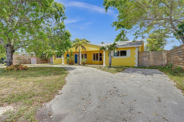 single story home with a front yard