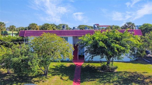 view of front of house featuring a front yard