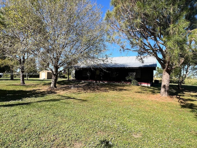 view of yard featuring a storage shed