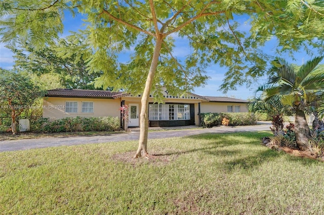 single story home featuring a front yard