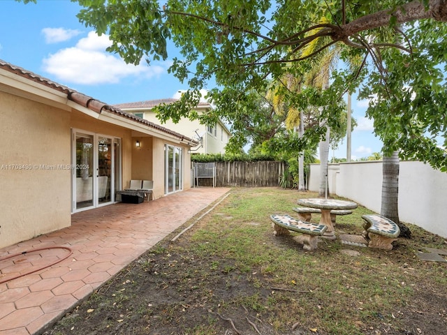 view of yard featuring a patio area