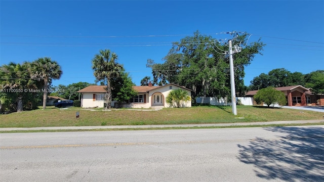 view of front facade featuring a front yard