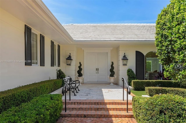 property entrance featuring a patio