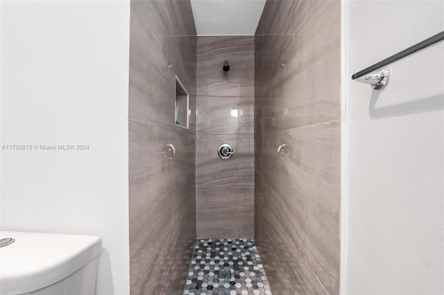 bathroom featuring tiled shower