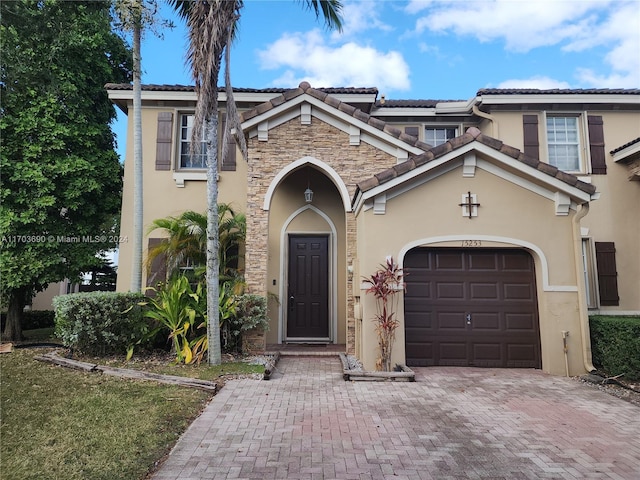 view of front facade featuring a garage