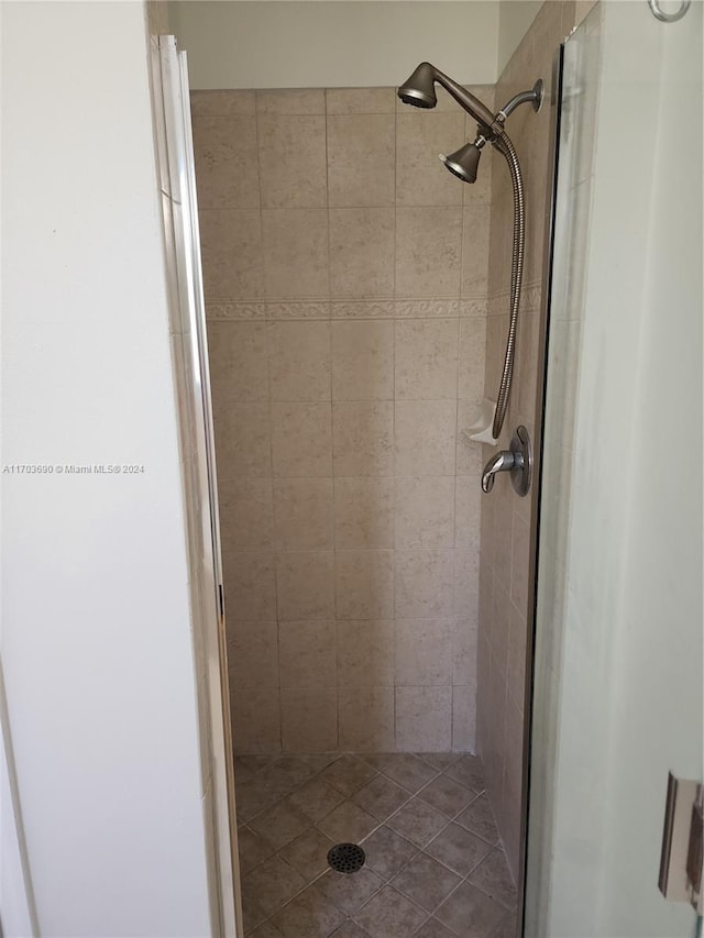 bathroom featuring a tile shower