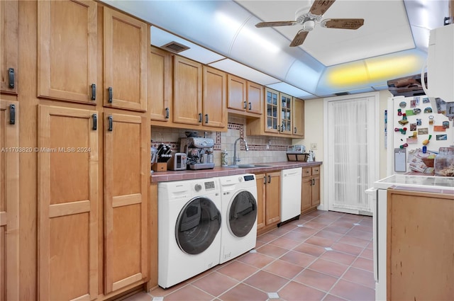 laundry room with light tile patterned floors, washing machine and dryer, ceiling fan, and sink