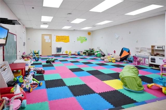 recreation room featuring a drop ceiling