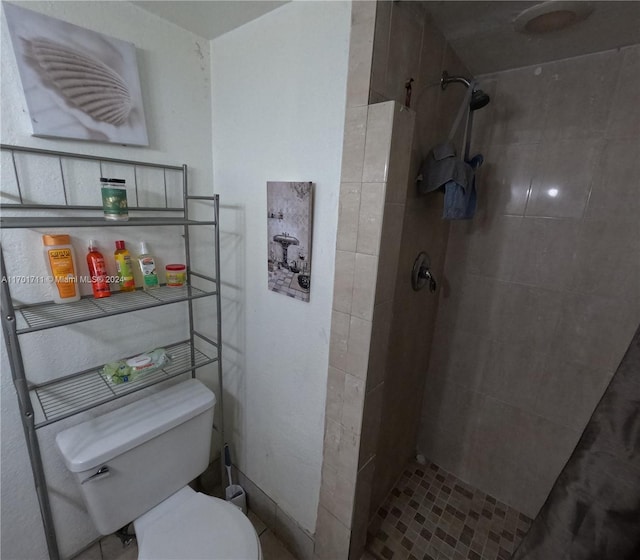 bathroom featuring curtained shower and toilet